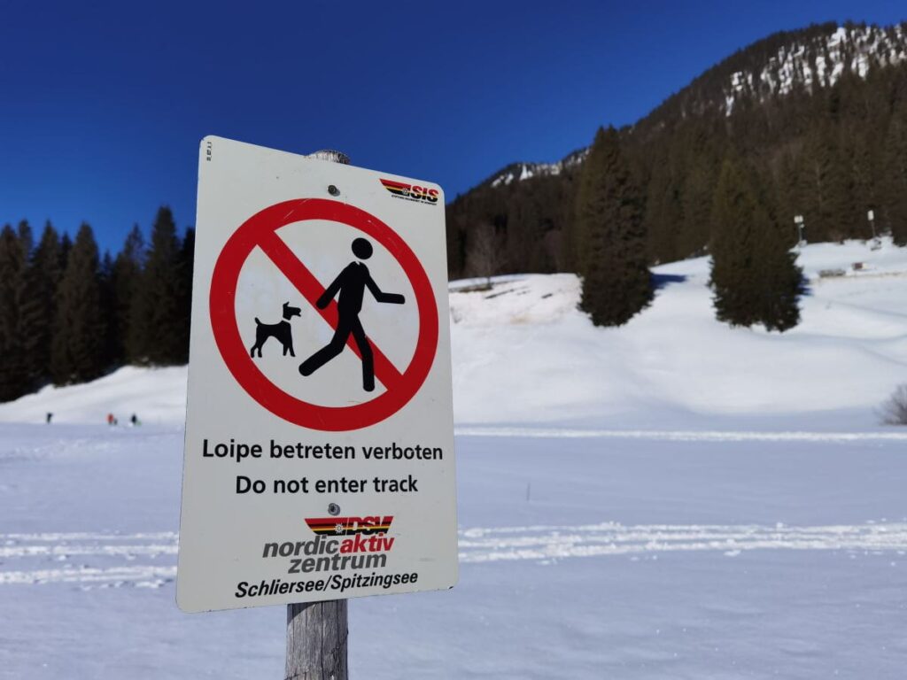 Wanderer und Hunde dürfen nicht auf die Loipen Spitzingsee