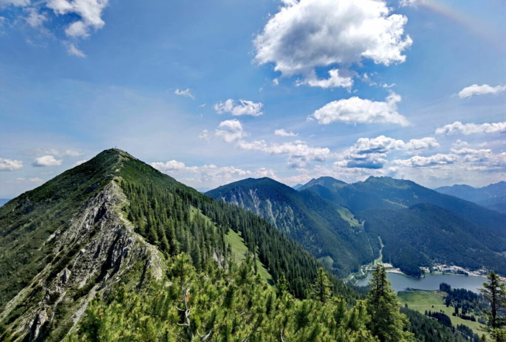 Über den Grat wandern wir auf die Brecherspitz