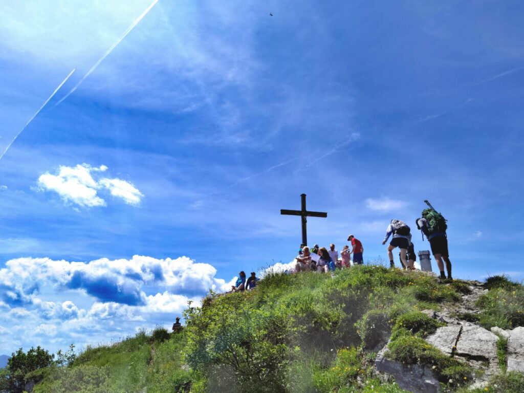 Auf dem Brecherspitze Gipfel - viel los am Gipfelkreuz, geboten wird ein Traumblick