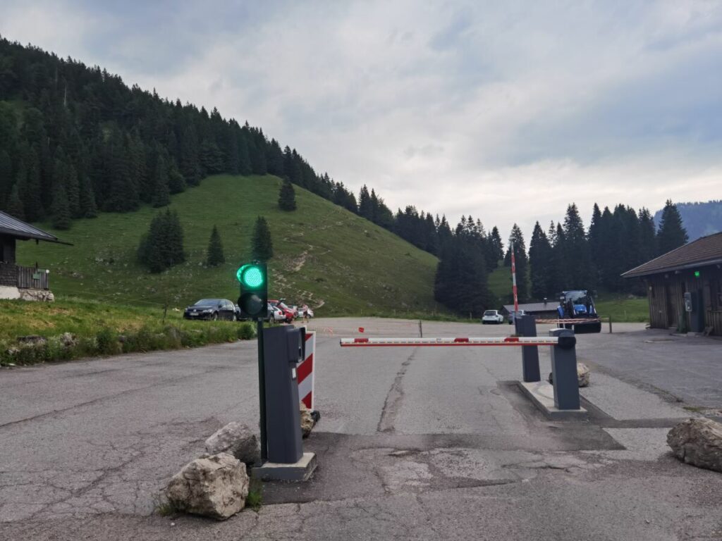 Am Spitzingsattel Parkplatz bekommst du in der Früh unter der Woche einen Parkplatz