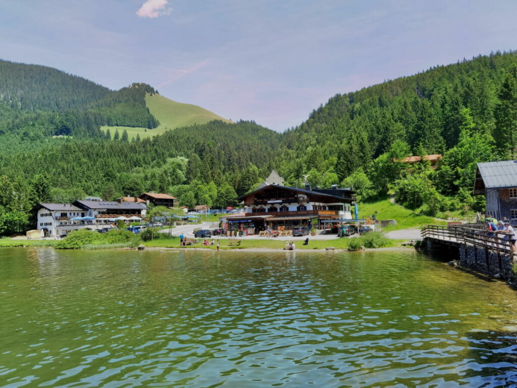 Blick auf den Ort Spitzingsee - er besteht aus wenigen Häusern