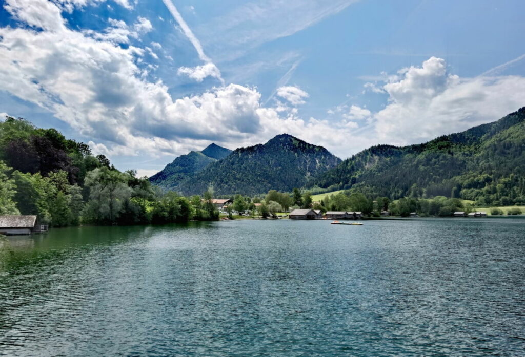 Blick über den Schliersee auf die Brecherspitz - dahinter liegt der Spitzingsee