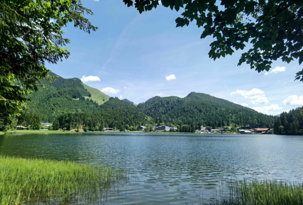 Der Blick über den Spitzingsee - hinten am Ufer der Ort, dahinter der Taubenstein