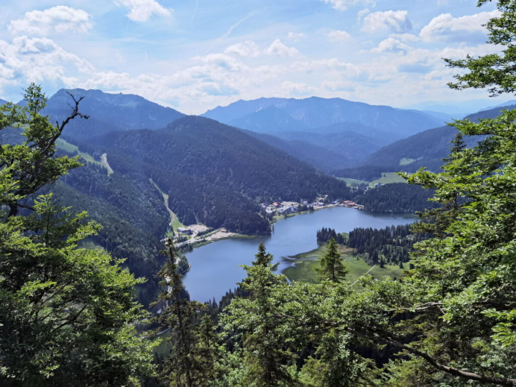 Der Spitzingsee Rundweg führt einmal rund um diesen See in den Bergen