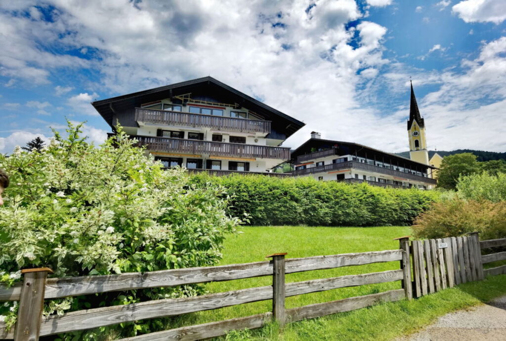 Der Ort Schliersee mit der Kirche